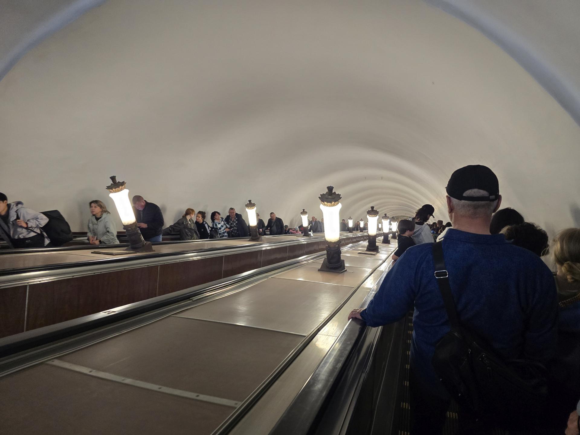 на эскалаторе московского метро