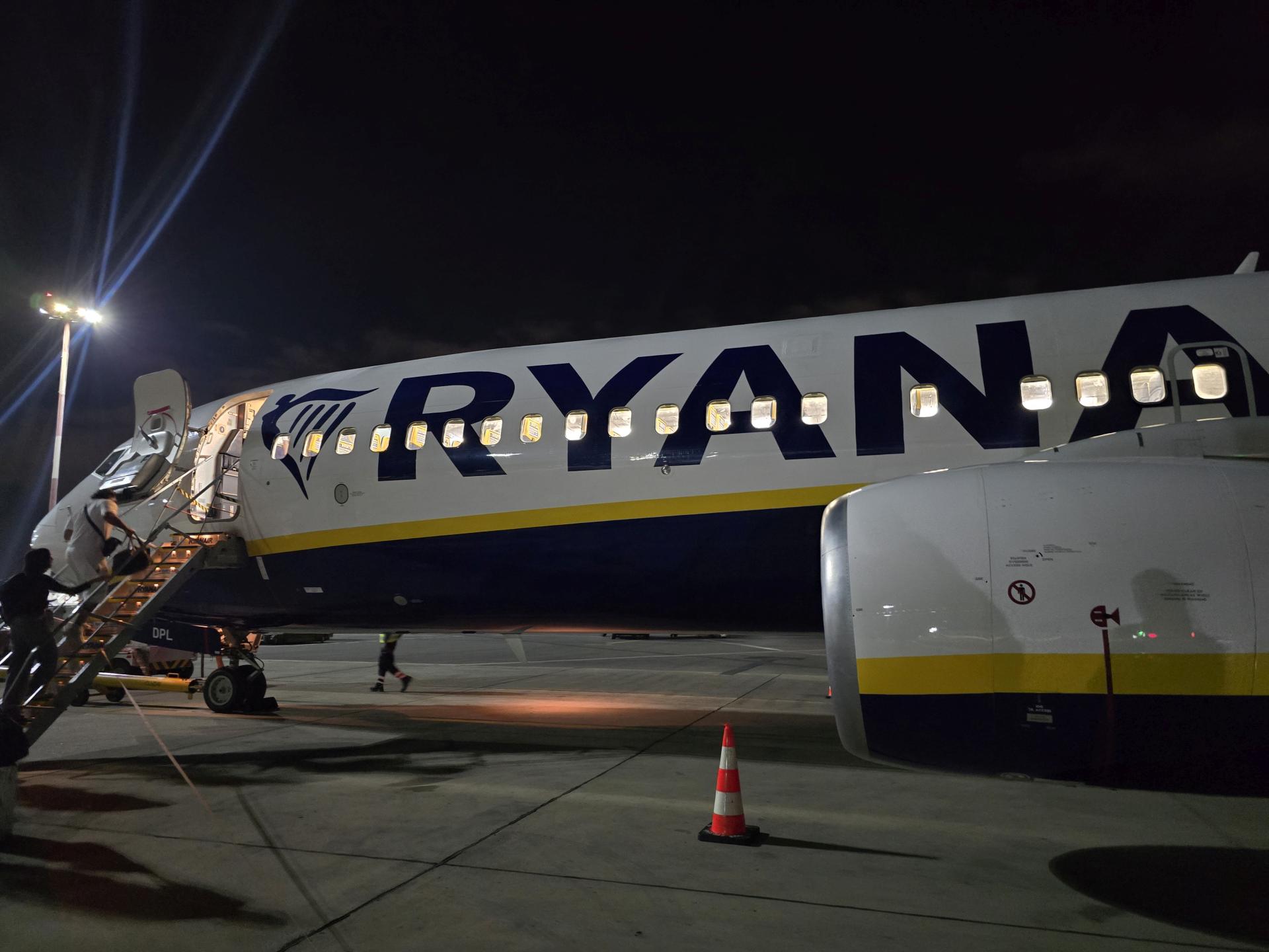 самолет Ryanair на взлетном поле