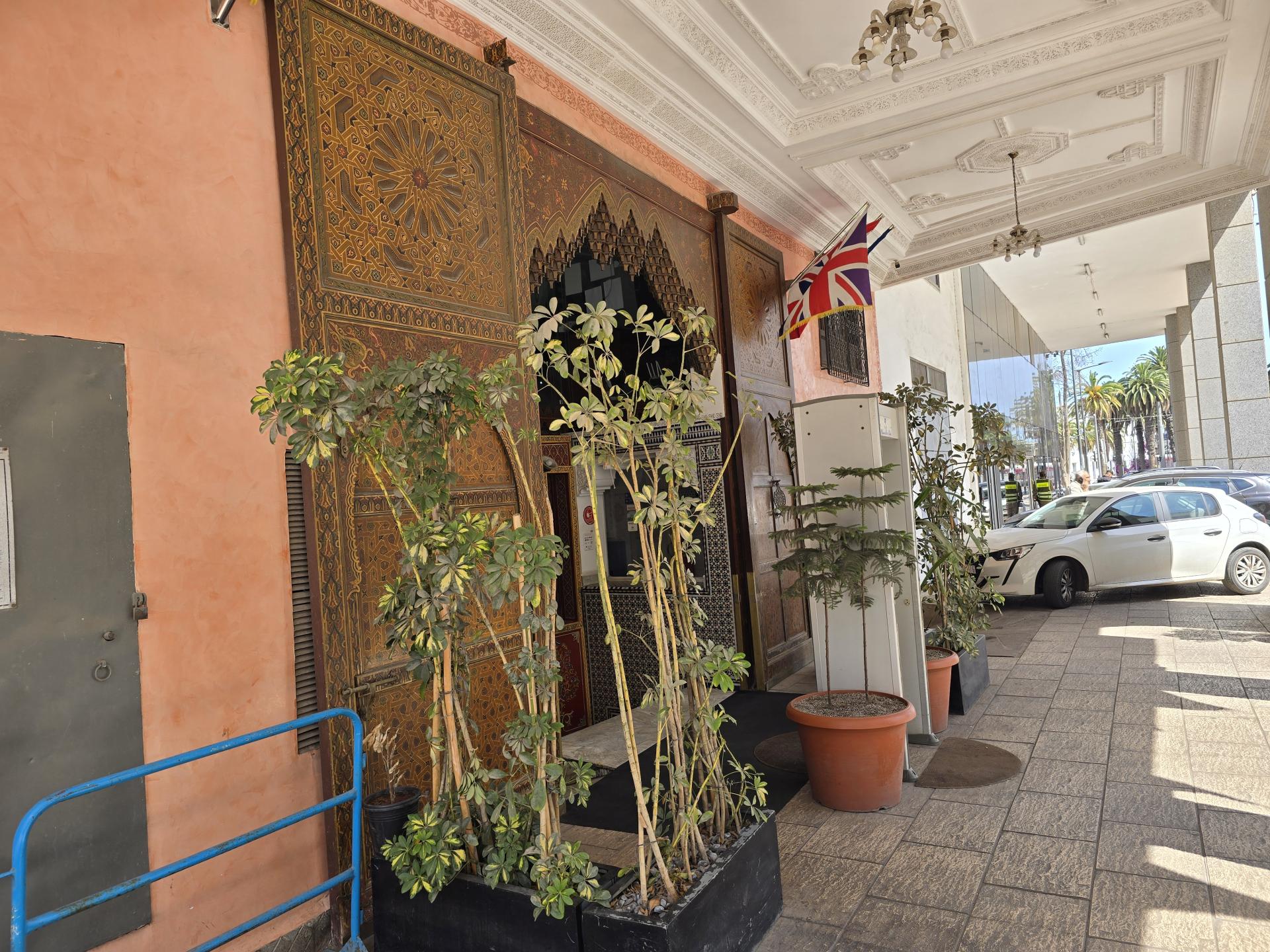 вход в отель Moroccan House в Касабланке