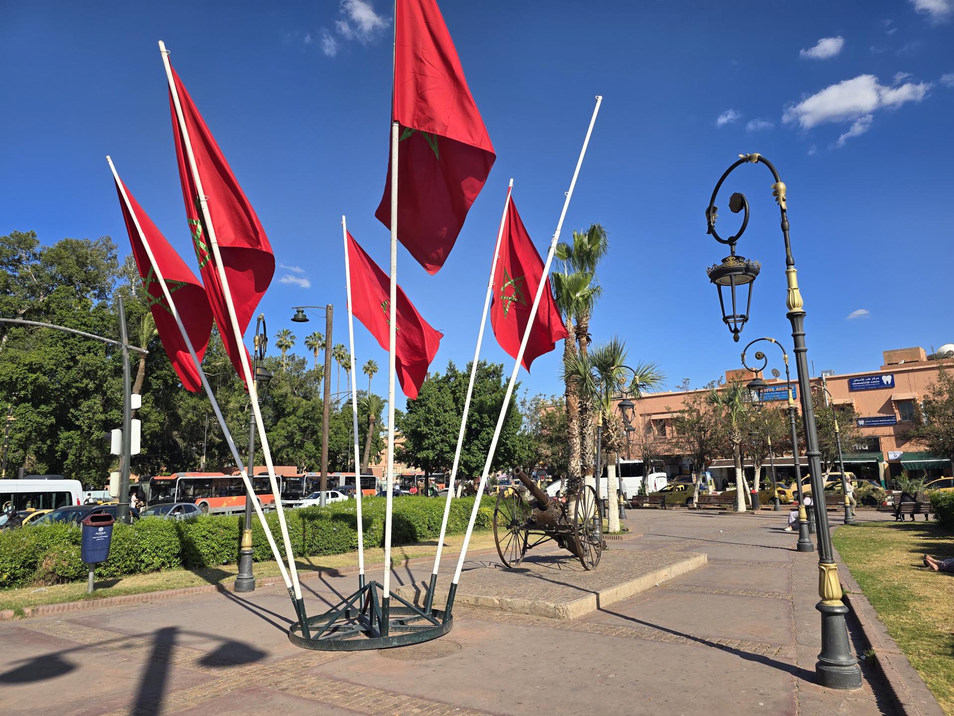 флаги Марокко на улице в Марракеше