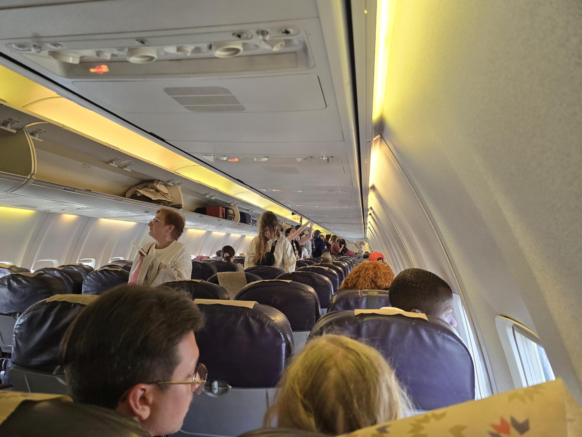 в салоне самолета Boeing 737-8