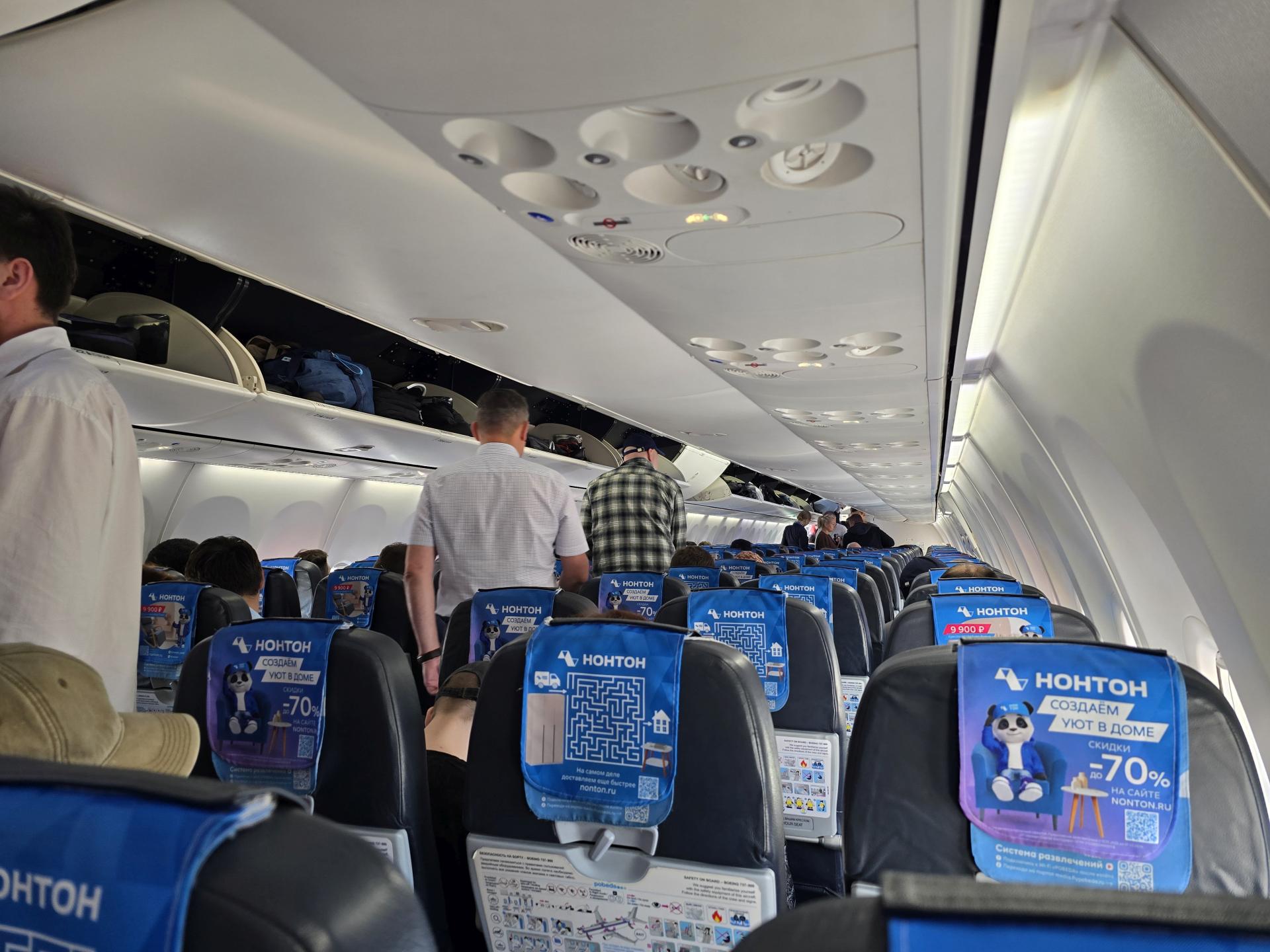 В салоне самолета Boeing 737-800